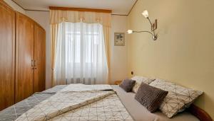 布罗托尼贾Apartment Alba的一间卧室设有一张床和一个窗口