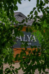 科贾埃利Alya Kartepe Villa Hotel的建筑物一侧的标志