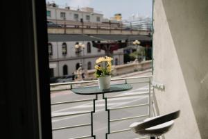 热那亚Le stanze del Piccadilly的阳台上的花瓶桌子