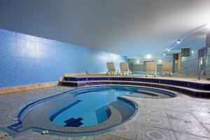 安曼Sadeen Amman Hotel的在酒店房间的一个大型游泳池