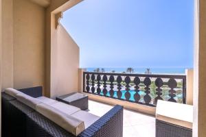 拉斯阿尔卡麦Studio in Al Hamra Village with Sea View的阳台配有椅子,享有海景。