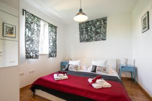 科尔丘拉卡里史玛公寓的一间卧室配有一张床,上面有两条毛巾