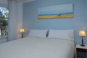 马德拉潘帕斯Jaina Resort & Spa的卧室配有白色的床和窗户。
