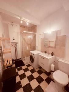 阿格德Cocon douillet à Agde的浴室配有卫生间、盥洗盆和洗衣机。
