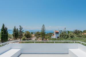 爱琴娜岛Gemela AllstarBoutique in Aegina A的房屋的阳台享有风景。
