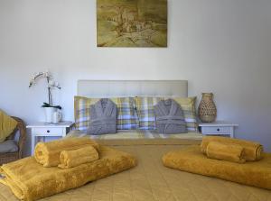 卡尼利亚斯-德阿尔拜达Finca Flor的一间卧室配有一张带两张小腿 ⁇ 的床铺。