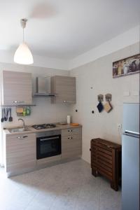 布林迪西Casa via materdomini的厨房配有炉灶和冰箱。