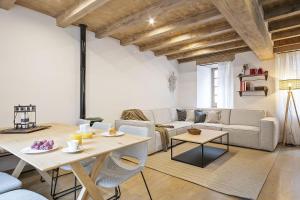 阿蒂斯Luderna - Casa con terraza Codorna的客厅配有沙发和桌子