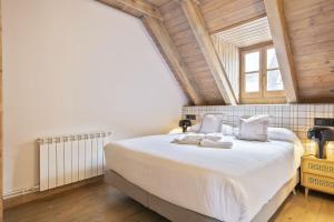 阿蒂斯Luderna - Casa con terraza Codorna的卧室配有一张白色大床和木制天花板
