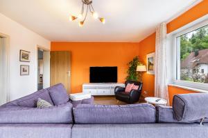 阿尔布斯塔特Ferienwohnung Lammerberg的客厅配有紫色沙发和电视