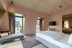 慕尼黑MIANO Hotel & Bar的一间卧室设有一张大床和一个大窗户