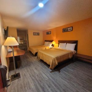 布朗斯维尔La Vista Motel的酒店客房,设有两张床和一盏灯