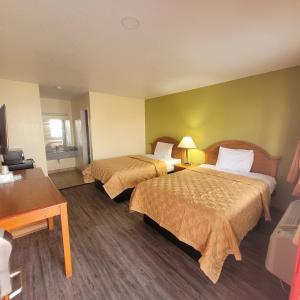 布朗斯维尔La Vista Motel的酒店客房配有两张床和一张书桌