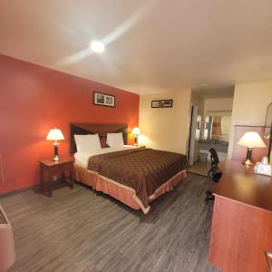 布朗斯维尔La Vista Motel的酒店客房,配有一张床和两盏灯