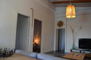 L'AldeaMASIA ESTORACH的客厅配有沙发和桌子