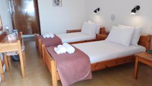 圣加利尼Loggia的客房设有两张床和白色枕头。