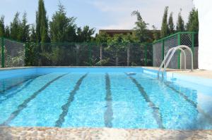 L'AldeaMASIA ESTORACH的 ⁇ 中蓝色的游泳池