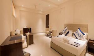 蒂鲁帕蒂FabHotel Prime Manasa Inn的酒店客房设有床和客厅。