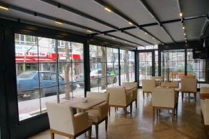 安卡拉alfin otel的用餐室设有桌椅和窗户。