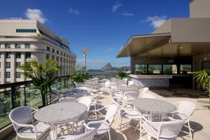 里约热内卢大西洋商务中心酒店的阳台上的一排桌椅