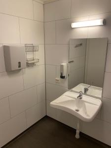 BryggjaFjordly Ungdomssenter的白色的浴室设有水槽和镜子