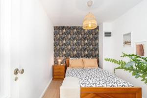 阿马马尔Casa da Quelha的一间小卧室,配有一张床和一面墙