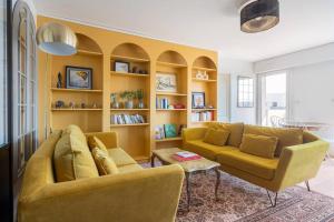 勒布尔热City Escape的客厅配有黄色的沙发和桌子