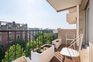 勒布尔热City Escape的阳台配有两把椅子和植物