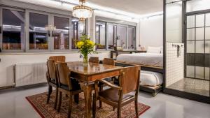 雅典Monastiraki #WallsFree Experience- Unspoiled Athens Apartments的一间带桌椅和一张床的用餐室