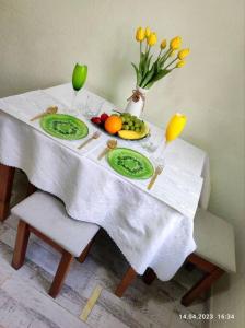 阿拉木图Стильный уют в центре的一张桌子,上面放着两盘水果