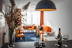 德累斯顿ACHAT Hotel Dresden Altstadt的客厅配有沙发和带花瓶的桌子