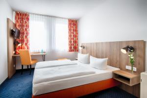 德累斯顿ACHAT Hotel Dresden Altstadt的配有一张床和一张书桌的酒店客房