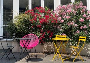尼奥尔Appart'City Confort Niort Centre的一组桌椅,在鲜花前