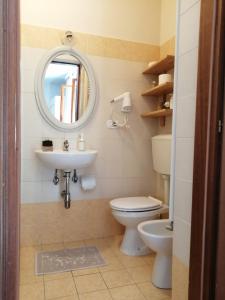 圣朱利亚诺-泰尔梅奥西住宿加早餐旅馆的一间带卫生间、水槽和镜子的浴室