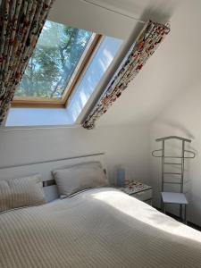 莱比锡Ferienhaus Busch的一间卧室设有一张床和一个窗口