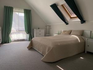 莱比锡Ferienhaus Busch的一间卧室设有一张大床和一个窗户。
