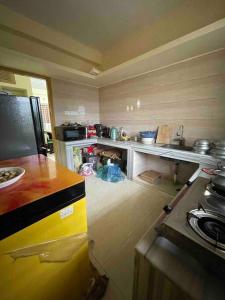 巴纳内拉斯Your home Away的厨房配有柜台和炉灶。