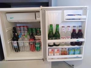 圣若泽Motel Kalipso的装满大量饮品的开放式冰箱