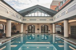 查尔斯顿The Charleston Place的一座室内游泳池,位于一座大型建筑中
