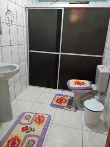 穆库热Pousada Recanto da Villa的浴室设有卫生间,地板上设有2个垫子。
