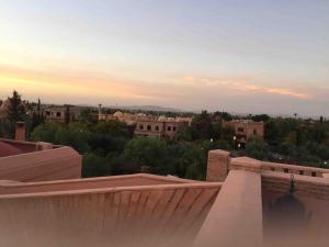 马拉喀什Villa Jolyamelkis - golf Marrakech的从建筑屋顶上可欣赏到城市美景