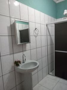 穆库热Pousada Recanto da Villa的白色的浴室设有水槽和镜子