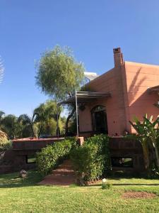 马拉喀什Villa Jolyamelkis - golf Marrakech的一座房子,有楼梯通往房子的前面