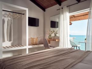 拉加纳斯Villa Grimani的一间卧室配有一张床,享有海景