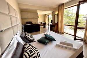 普里莫尔斯科Apart Hotel Primavera 2的一张大白床,里面配有枕头