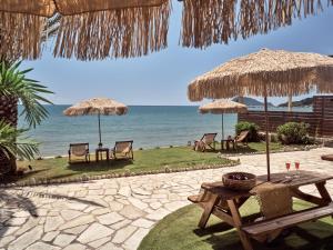 拉加纳斯Villa Grimani的海滩上带椅子和遮阳伞的庭院