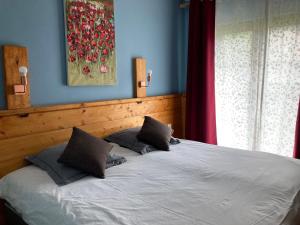克吕特法国奥贝格酒店的一间卧室配有一张大床和两个枕头