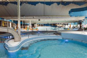 坎珀兰RBR 1532 - Beach Resort Kamperland的游轮上的大型游泳池