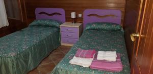 瓦伦西亚LA TRAMUNTANA CULLERA Playa Marenyet a 300 metros的卧室内两张并排的床