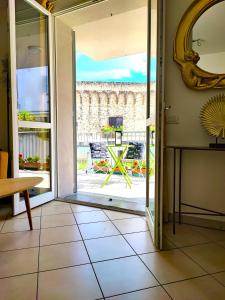 普拉托Il Melograno Apartment (Centro Storico Prato)的开放式门,享有阳台的景色